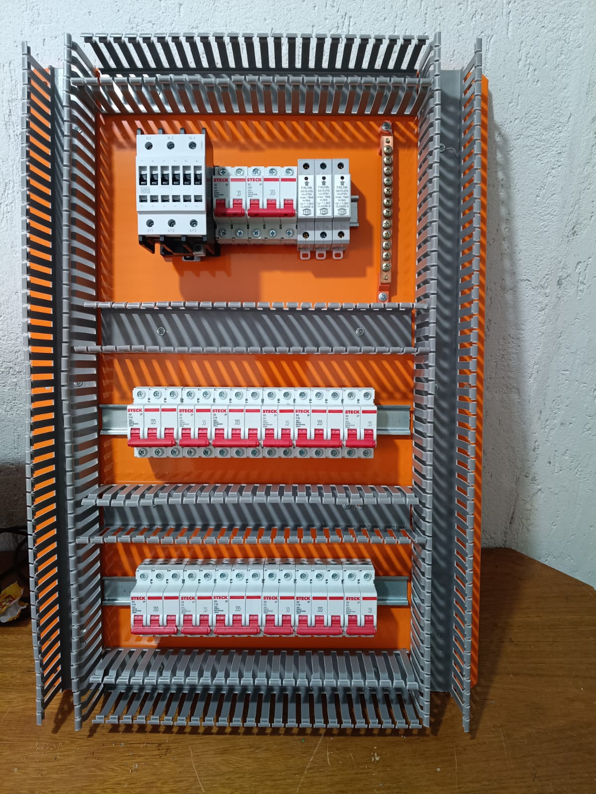 Montagem de quadro — Distribuição elétrica